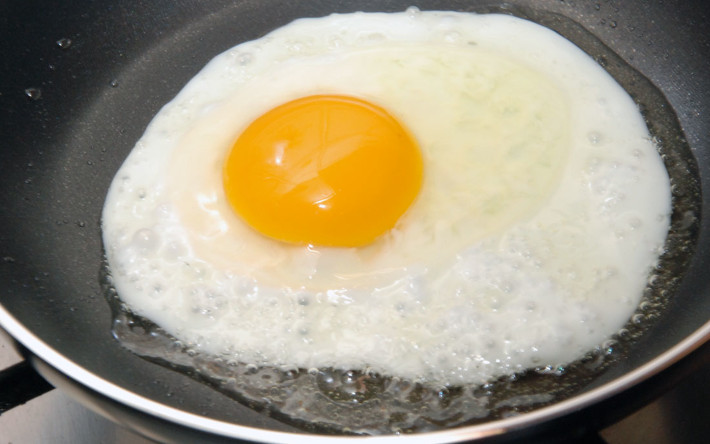Come fare un uovo fritto al microonde senza olio in meno di 1 minuto