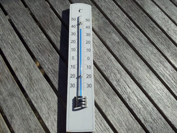 Come Misurare la Temperatura di un Ambiente Senza un Termometro